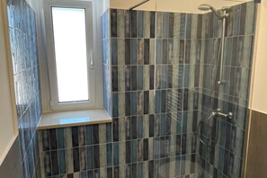 Shower, bidet, towels