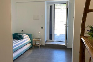 1 bedroom, travel crib