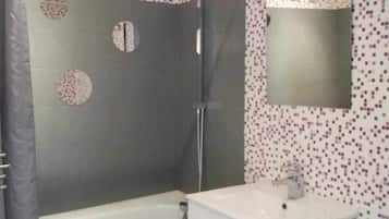 Haartrockner, Handtücher, Seife, Toilettenpapier