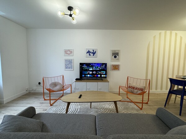 Living room - Modern Comfort Near Le Mans Track (Le Mans)