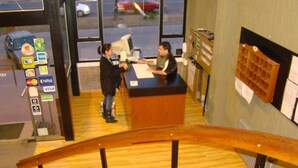 A reception desk with a view of the street outside. - Hotel Temu (Villa Carlos Paz)