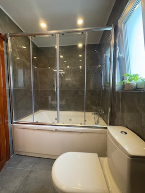 Dusche, Whirlpool, Haartrockner, Handtücher