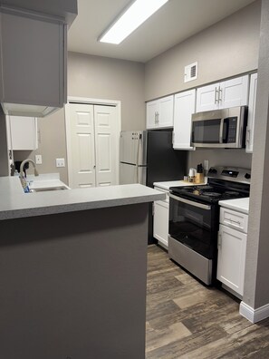 Een microgolfoven, een oven, een kookplaat, een vaatwasser