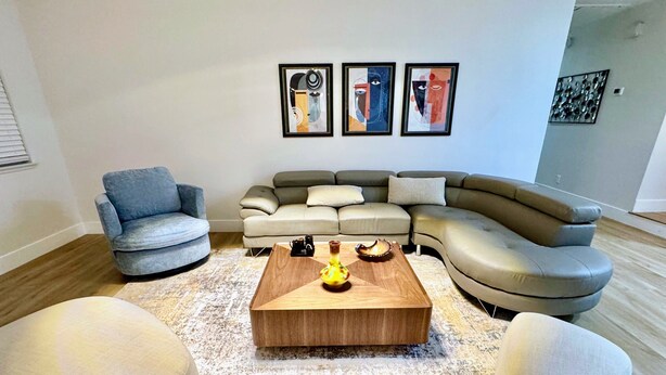 A modern living room with a sectional sofa, a round coffee table, and a patterned rug. - Charming 4-bedroom house with WiFi and AC in amazing Las Vegas (Las Vegas)
