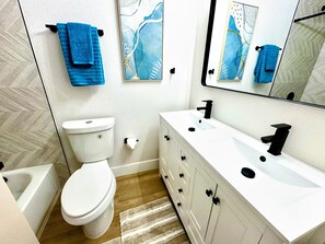 Shower, hair dryer, towels, soap - Charming 4-bedroom house with WiFi and AC in amazing Las Vegas (Las Vegas)