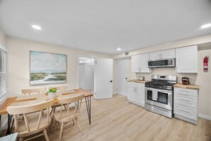 Kylskåp, mikrovågsugn, ugn och spishäll