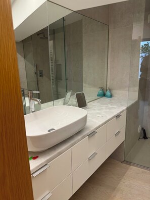 Douche, sèche-cheveux, bidet, serviettes fournies