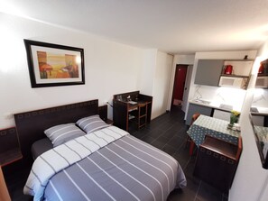 Studio, Balcony, City View | Soundproofing, free WiFi - Appart Hotel La Defense (Courbevoie)