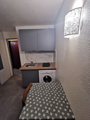 Comfort Studio, Courtyard View | Dapur peribadi