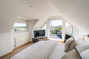 5 bedrooms, iron/ironing board, WiFi, bed sheets