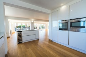 Micro-ondes, four, plaque de cuisson, lave-vaisselle