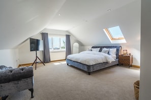 5 bedrooms, iron/ironing board, WiFi, bed sheets