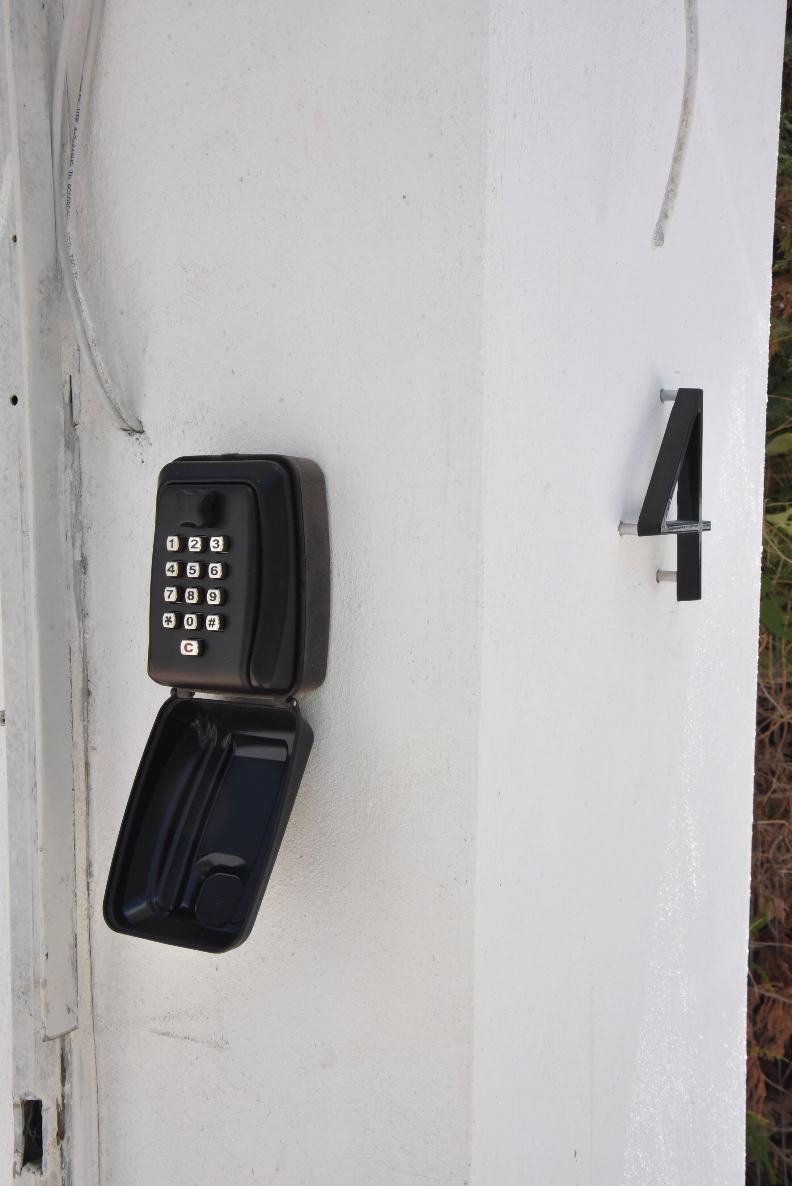 Een deur met een numeriek keypad slot en het nummer '4'.