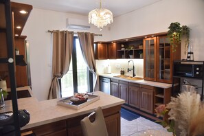 Microondas, horno, parrilla de estufa y lavavajillas