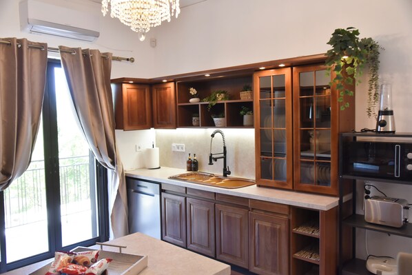Micro-ondes, four, plaque de cuisson, lave-vaisselle