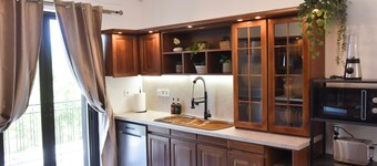 "Coastal Chic Retreat with Free Mountain Bikes – Explore Marathon!"