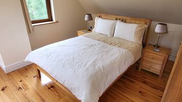 3 bedrooms, iron/ironing board, bed sheets