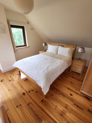 Iron/ironing board, bed sheets
