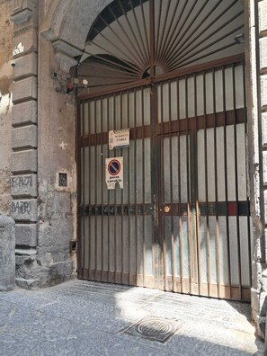 Exterior detail - 10elode House Spanish Neighborhoods (Napoli)