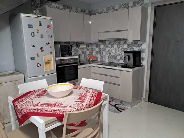 Refrigerador, microondas, horno, placa de cocina