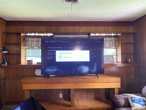 Smart TV y chimenea 