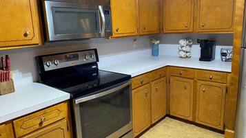 Kjøleskap, mikrobølgeovn, ovn og kokeplater