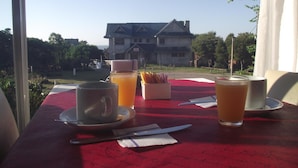 Ein Tisch mit Frühstücksangeboten und Blick auf ein Haus.