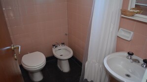 Ein kleines Badezimmer mit Toilette, Bidet und Waschbecken.