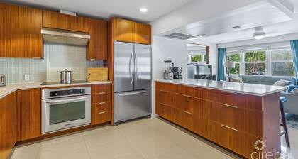 Spacious 3-bedroom Oceanfront apartmen in charming George Town South Sound
