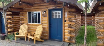 Wolf Cabin-Modern Comfort in the Last Frontier (For families or casual travelers)