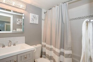 Standard Apartment, 1 Queen Bed, Balcony, Mountain View | Bathroom - Blue Mountain Luxury Studio (Blue Mountain)