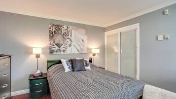 Standard Apartment, 1 Queen Bed, Balcony, Mountain View