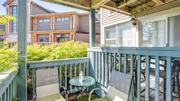 Standard Apartment, 1 Queen Bed, Balcony, Mountain View | Terrace/patio