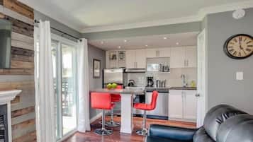 Standard-Apartment, 1 Queen-Bett, Balkon, Bergblick | Wohnbereich | Flachbildfernseher