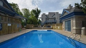 Una piscina al aire libre de temporada