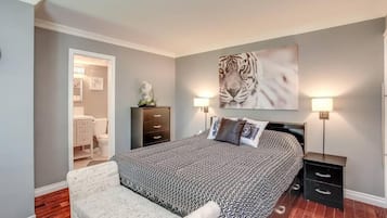 Standard Apartment, 1 Queen Bed, Balcony, Mountain View | Iron/ironing board, free WiFi