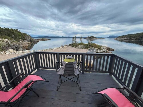 Charming boat house by the Ocean in beautiful  Smith's Harbour, NL with WiFi
