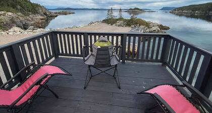 Charming boat house by the Ocean in beautiful Smith's Harbour, NL with WiFi