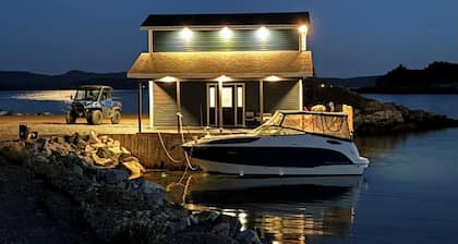 Charming boat house by the Ocean in beautiful  Smith's Harbour, NL with WiFi