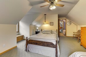3 bedrooms, desk, WiFi, bed sheets