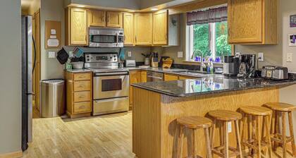 2 Mi to Woodbury Wildlife Area: Cozy Farmhouse!