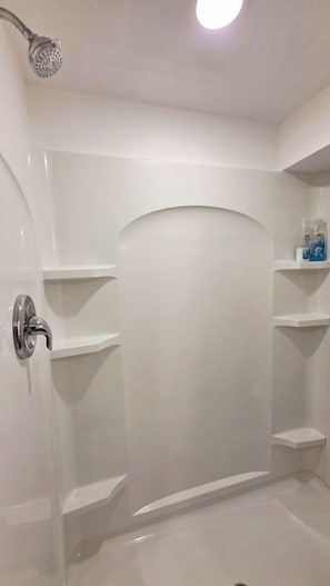 Haartrockner, Handtücher, Seife, Shampoo