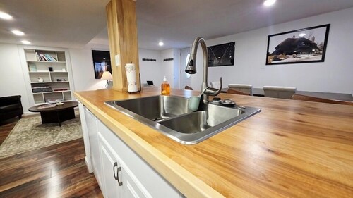 Beautiful Lower Level 3 Bedrooms Sleeps 8 Next to Nubs Nob and The Highlands