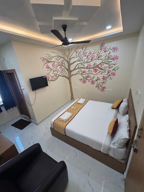 Shower, towels, soap, shampoo - Jay and Jas Hotel (Tirupati)