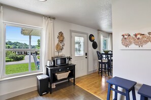 Dining - Chic Smoky Mtn Stay W/ Hot Tub & Barista Coffee Bar (Seymour)