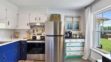 Microondas, horno, parrilla de estufa y toallas de papel