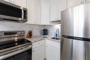 Kühlschrank, Mikrowelle, Ofen, Herdplatte