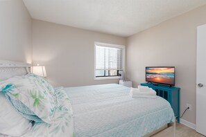 1 bedroom, free WiFi, bed sheets - "Zen By The Sea" - Stunning Sunrises & Relaxation! (North Topsail Beach)