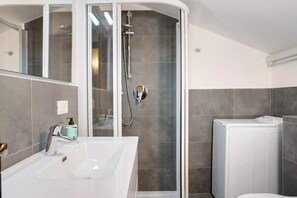 Dusche, Haartrockner, Bidet, Handtücher