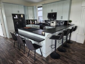 Kylskåp, mikrovågsugn, ugn och spishäll